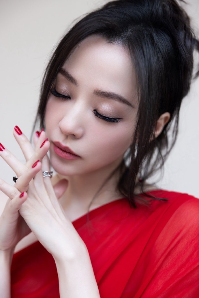 《被裁掉的女孩》女主角方桃子与易梦玲神似引发热议